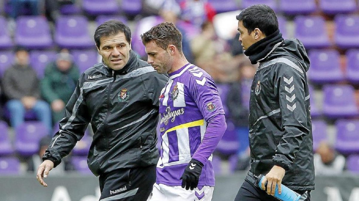 Rodri abandona el domingo el campo, acompañado por el doctor López Moreno y el ‘fisio’.-J.M. Lostau