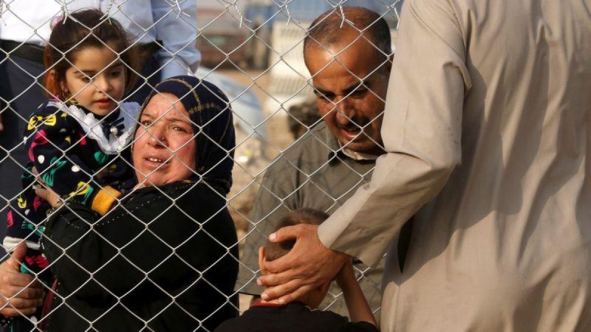 Un grupo de refugiados iraquís que han salido de Mosul.-SAFIN HAMED / AFP