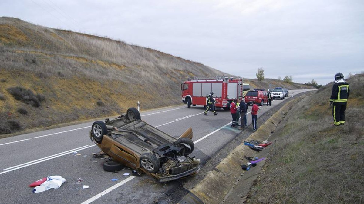 Herido un varón de 47 años al volcar el vehículo en el que viajaba en la N-120 en Vallecillo (León)-Ical