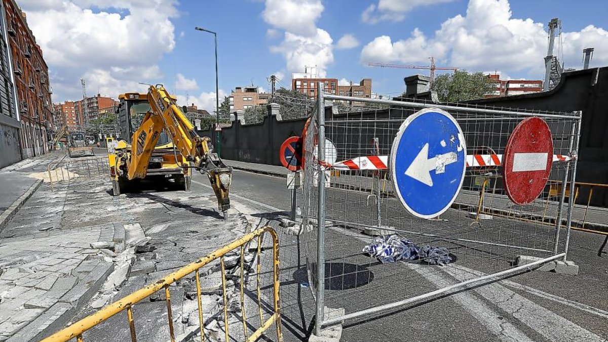Las máquinas comenzaron ayer con las obras en la calle Estación.-J.M. LOSTAU