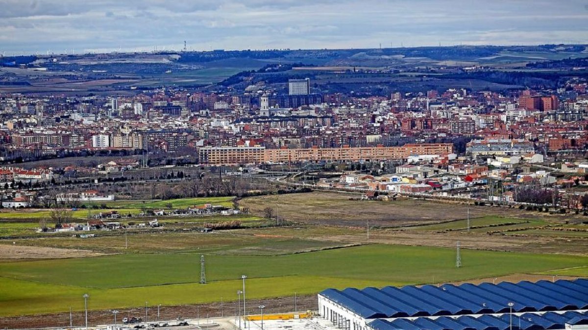 Los talleres de Renfe, junto a los terrenos para el parque agroalimentario.