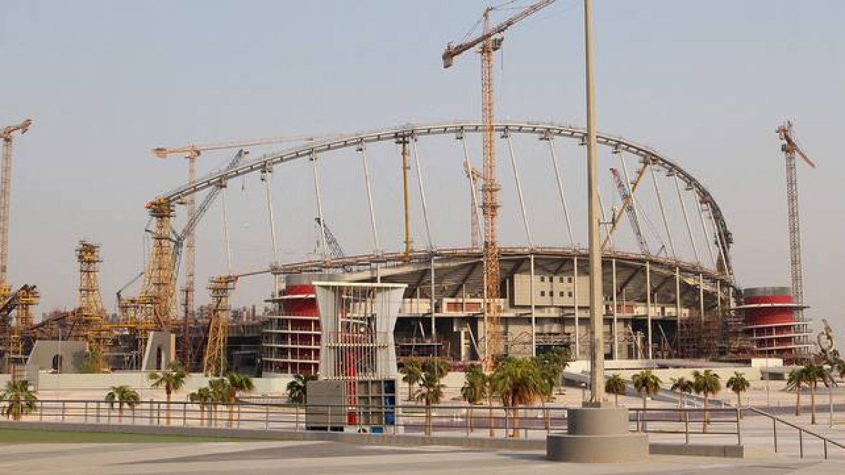 Trabajos de remodelación del estadio Khalifa Internacional, en Doha, uno de los escenarios del Mundial de Catar 2022.-REUTERS / NASEEM ZEITOON