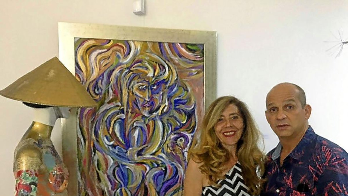 Montserrat Pérez y Juan Carkis Velasco junto con una de sus obras.-E.M.