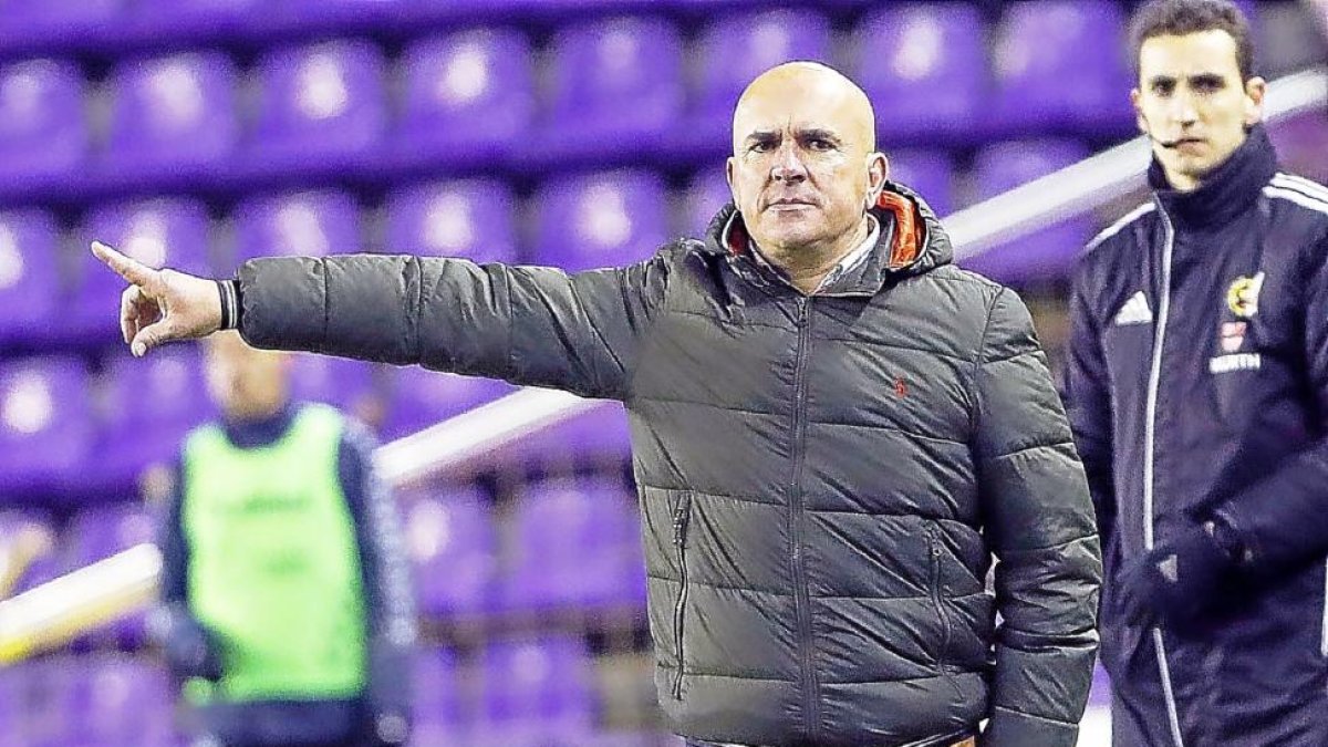 El técnico del Real Valladolid, Luis César, da instrucciónes en el partido contra el Zaragoza.-J.M. LOSTAU