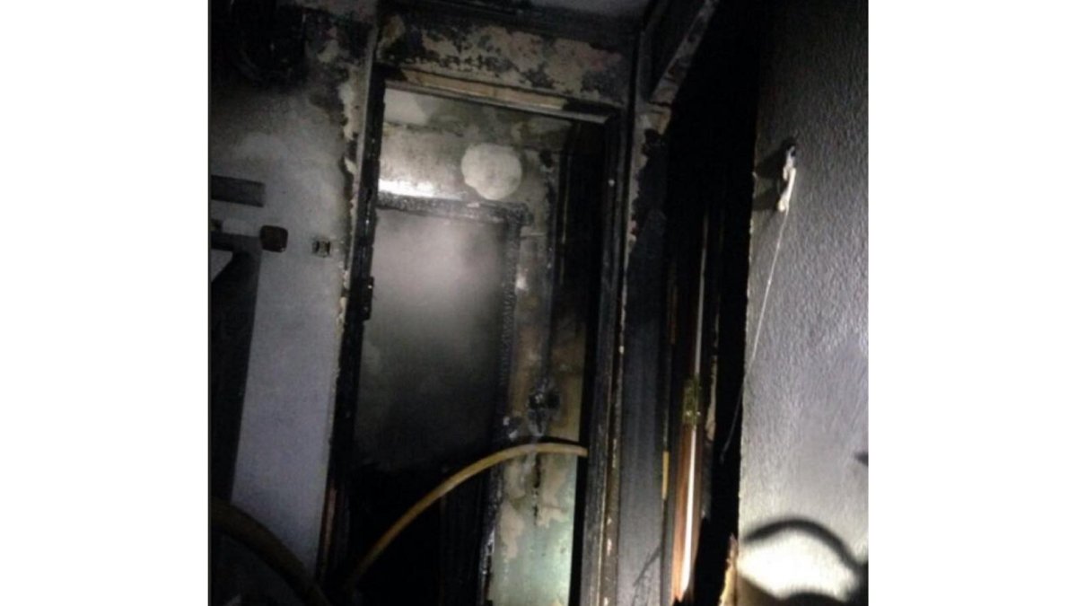 Estado en el que quedó la vivienda incendiada.-BOMBEROS VALLADOLID
