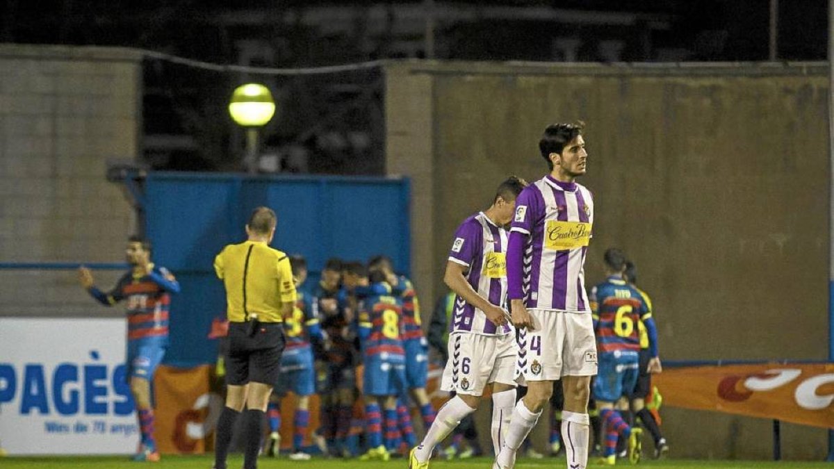 Valiente (4) y Rueda, durante la derrota con el LLagostera en Palamós.-D. V.