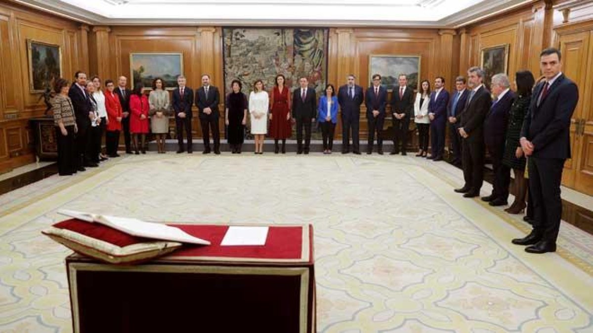 Los nuevos ministros de Pedro Sánchez prometen su cargo ante el Rey.-EMILIO NARANJO / EFE