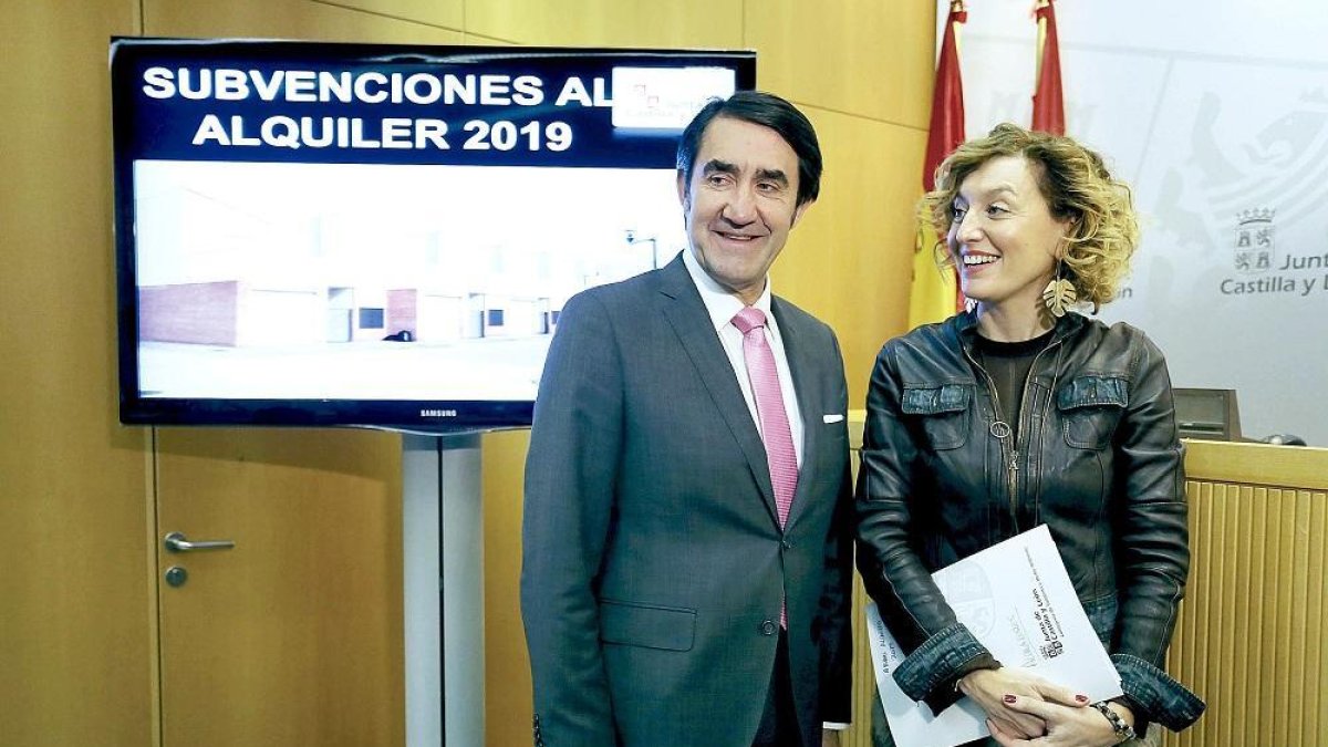 Juan Carlos Suárez-Quiñones acompañado por la directora de Vivienda, Arquitectura y Urbanismo, María Pardo, ayer.-ICAL
