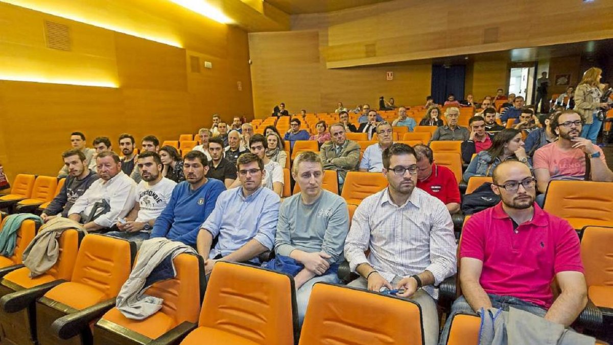 Jugadores y técnicos del Atlético Valladolid acudieron a la asamblea.-Miguel Ángel Santos