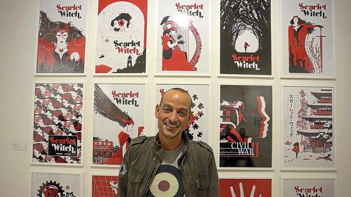 David Aja, en el Museo Patio Herreriano, y detalle una de las páginas de ‘The seeds’.-MIRIAM CHACÓN - ICAL