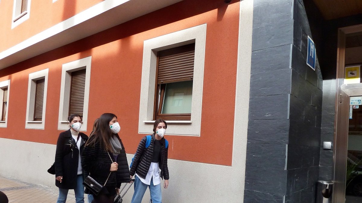 Muchos estudiantes de la residencia llevan mascarillas y, los que no lo han hecho ya, planean volver a casa. E. M.