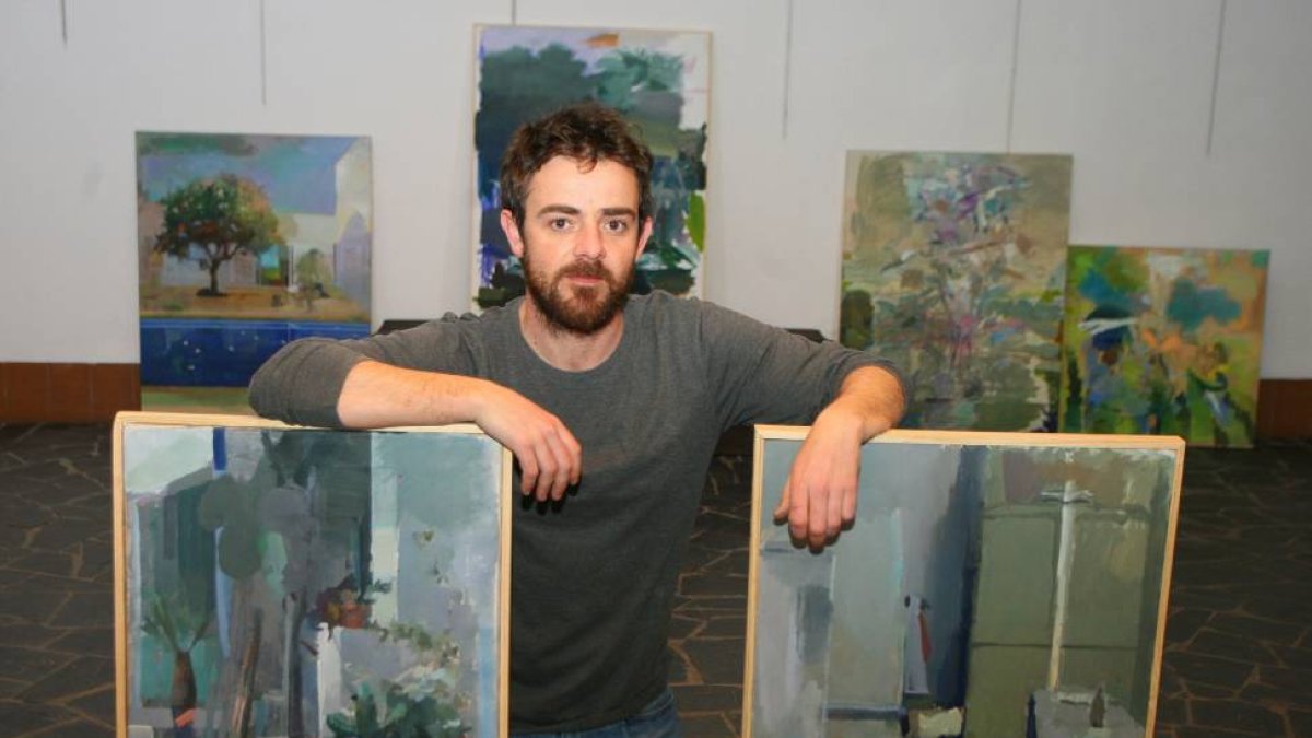 El pintor cacabelense Pablo Caurel, durante el montaje de su exposición en La Moncloa de San Lázaro de Cacabelos (León)-Ical