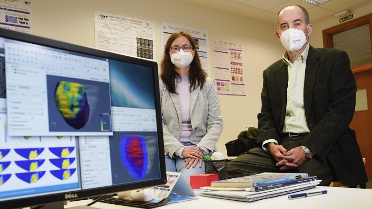 JUAN MIGUEL LOSTAU.  15/10/2021.  VALLADOLID. COMUNIDAD DE CASTILLA Y LEÓN. ESCUELA DE TELECOMUNICACIONES. SUSANA Y SU ACOMPAÑANTE TRABAJAN EN UN PROYECTO SOBRE EL CORAZÓN.