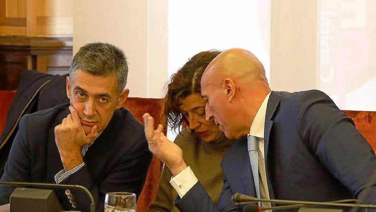 José Antonio Díez conversa con Susana Travesí durante un pleno municipal, en una image de archivo.-DIARIO DE LEÓN