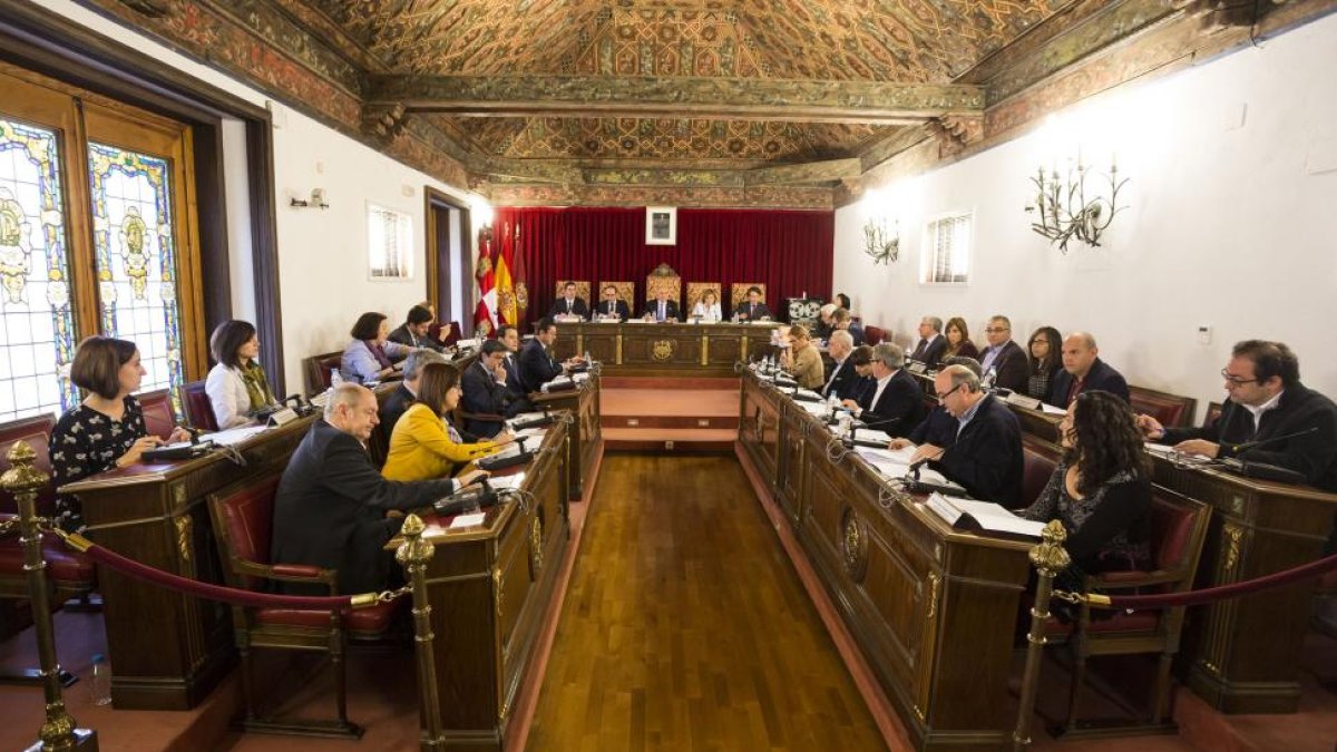La Diputación de Valladolid celebra su pleno ordinario del mes de marzo, en el que se presenta el informe sobre la zonificación de las unidades básicas de ordenación y servicios del territorio (UBOST) de la provincia.-ICAL