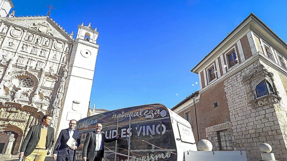 Gómez, Alonso y Carnero ayer, junto a la caravana ‘vintage’ que promocionará el turismo de la provincia.-EL MUNDO