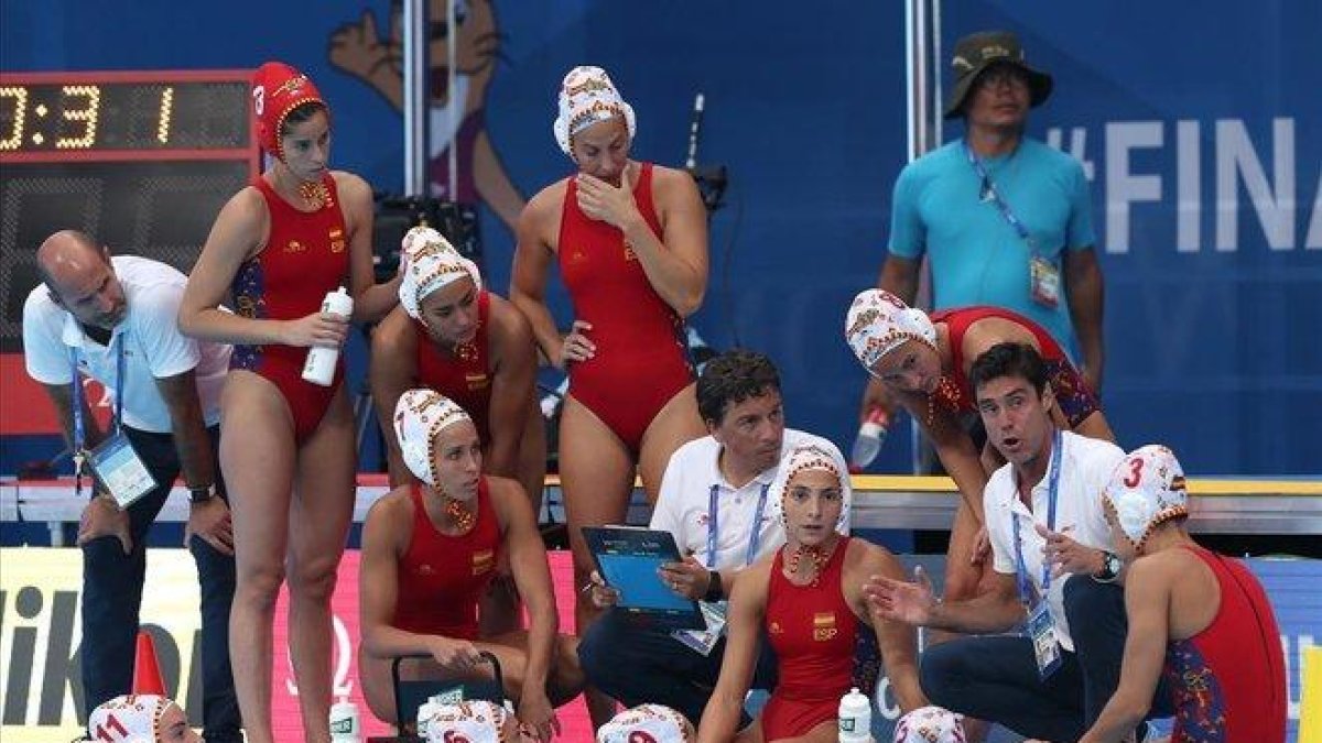Las jugadoras escuchan las instrucciones de Miki Oca durante el tercer cuarto ante Hungría.-