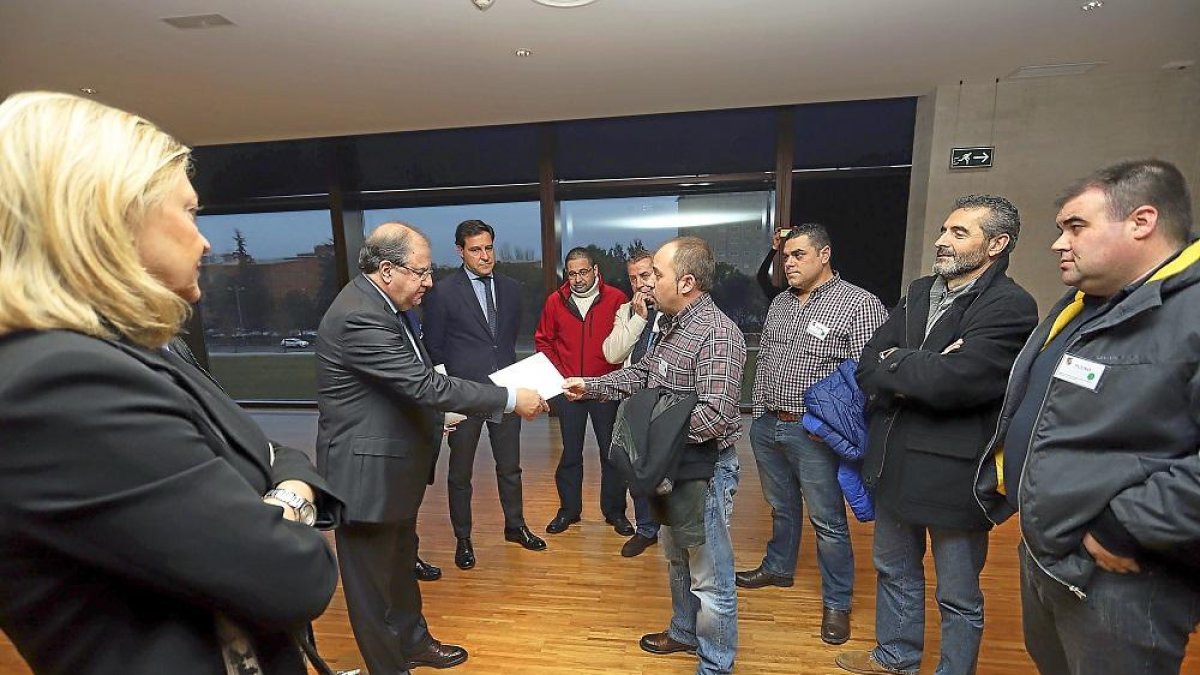 El presidente de la Junta, Juan Vicente Herrera, recibe una carta del comité de empresa de Peal junto a Pilar del Olmo.-ICAL
