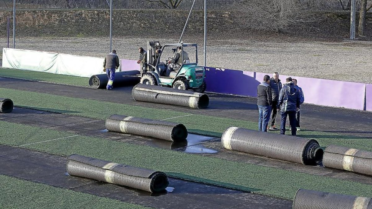 Las máquinas comenzaron la labor de sustitución del obsoleto césped de los Campos Anexos, para dar paso a otro de última generación. La hierba artificial del terreno donde juega el Valladolid B está hecha está hecha rollos. El 8 de enero se estrenará.-J. M. LOSTAU