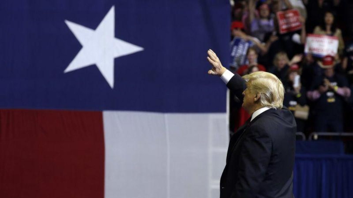 Trump saluda a los asistentes a un mitin en Texas, el lunes.-AP