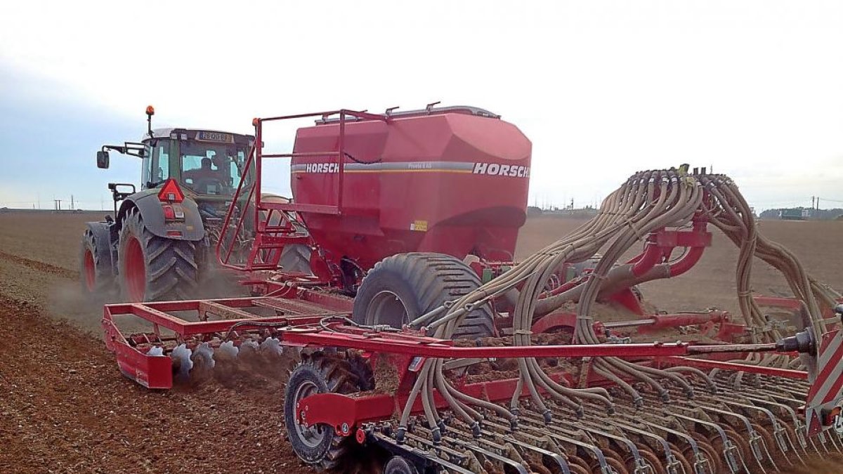 Un agricultor en plenas labores de siembra en una parcela de la Comunidad.-E.M.