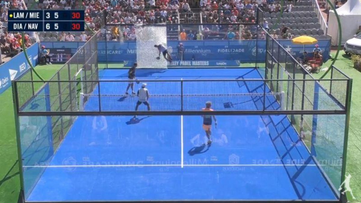 Paquito Navarro rompe el cristal al estrellarse contra él durante el partido.-EL PERIÓDICO