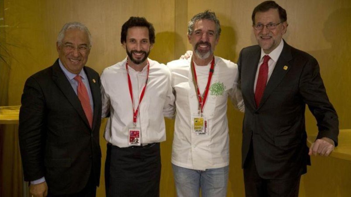 De izquierda a derecha, el primer ministro de Portugal, António Costa, los cocineros Avillez y Solla y Rajoy.-EFE / DIEGO CRESPO
