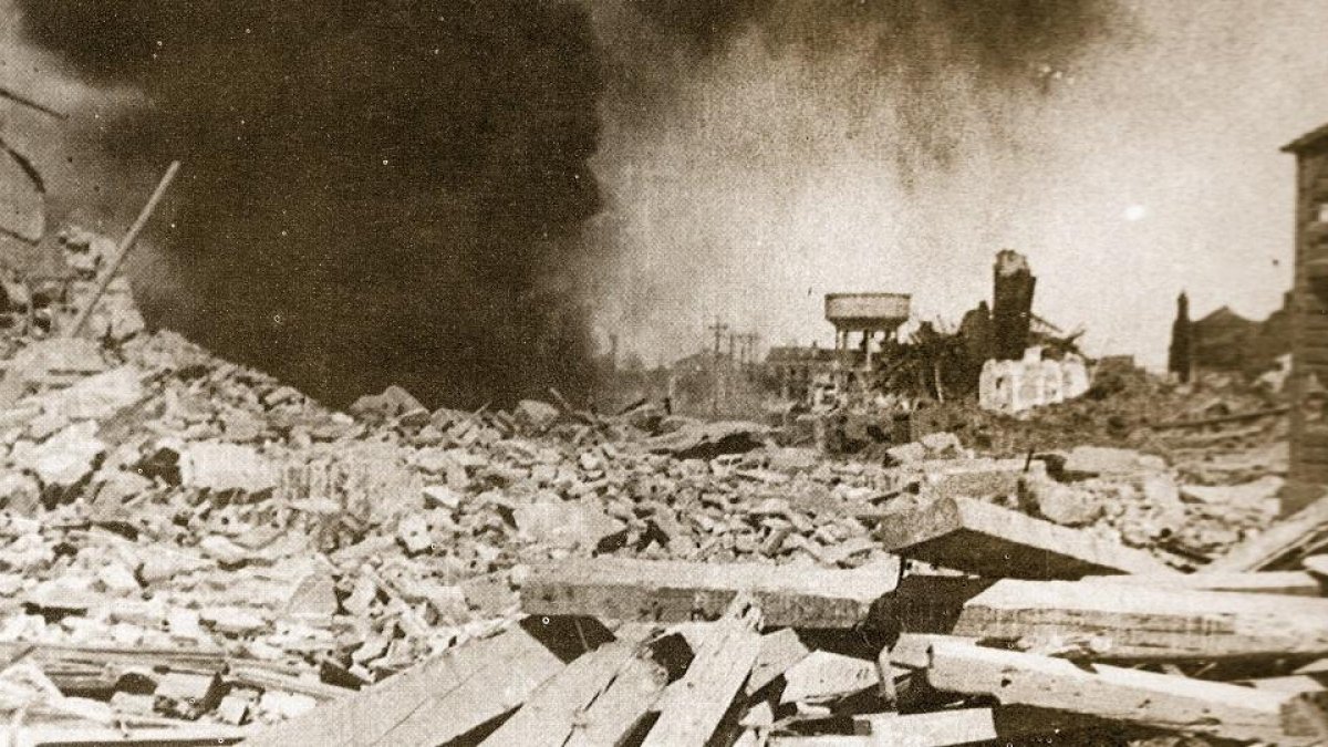 Instantanéa de la estación de la localidad de Peñaranda después de la explosión aquel 9 de julio de 1939, cuando los vecinos no entendieron que había ocurrdido, si dos meses atrás se había puesto punto final a la guerra civil española.-