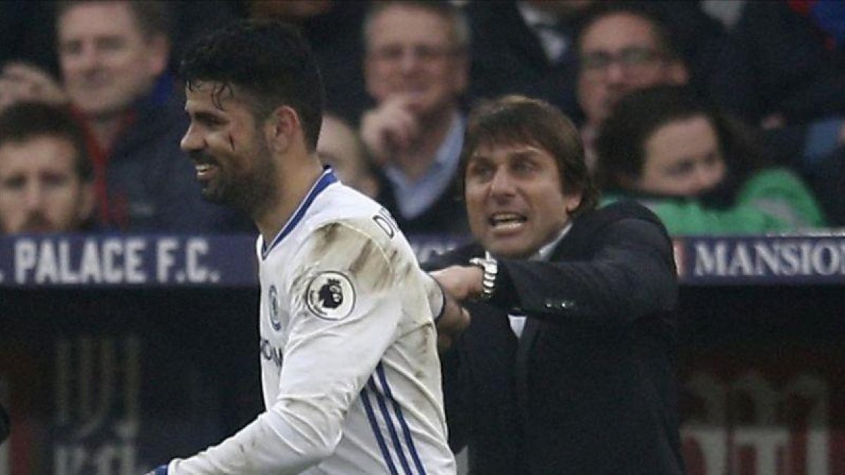Diego Costa, con una herida en la cara, celebra con su técnico, Antonio Conte, el que sería el gol de la victoria del Chelsea frente al Crystal Palace.-REUTERS / PETER NICHOLLS