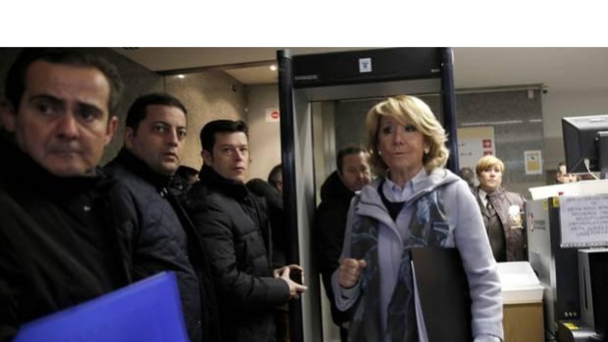 Esperanza Aguirre llega al acto de conciliación con Podemos, este martes.-Foto: JOSÉ LUIS ROCA