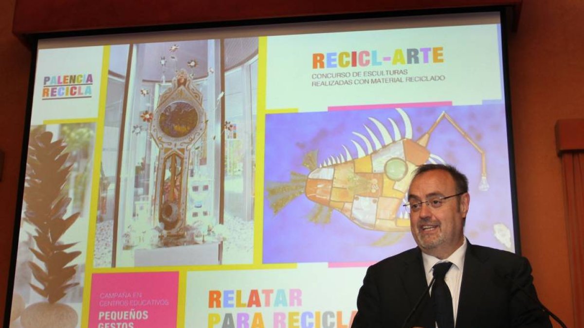 El consejero de Educación, Fernando Rey, en la presentación de la publicación ‘Palencia Recicla: Pequeños gestos, grandes soluciones’.-ICAL