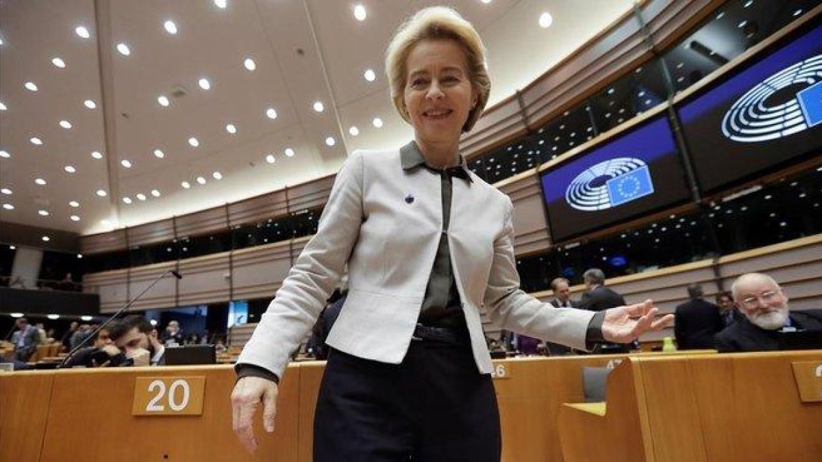 Ursula von der Leyen en el pleno del Parlamento Europeo antes de la presentación de su propuesta de Pacto Verde, este miércoles.-EPA / OLIVIER HOSLET