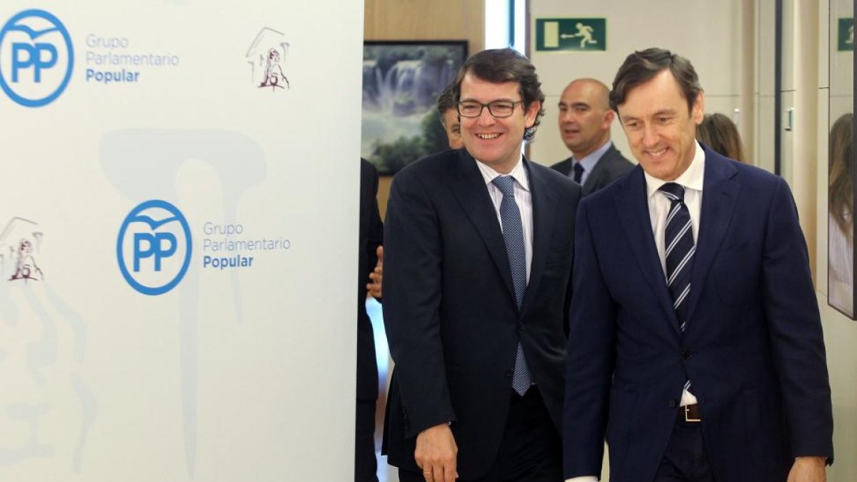 El presidente del PP de Castilla y León, Alfonso Fernández Mañueco y el portavoz del Grupo Parlamentario Popular en el Congreso, Rafael Hernando, presiden una reunión del grupo de diputados 'populares' de la Comunidad en la Cámara Baja.-ICAL