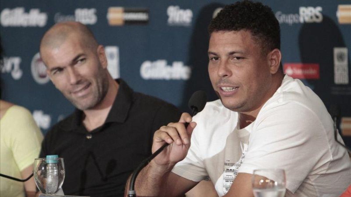 Ronaldo Nazario, junto a Zidane durante la presentación de un partido benéfico.-EFE / NECO VARELLA