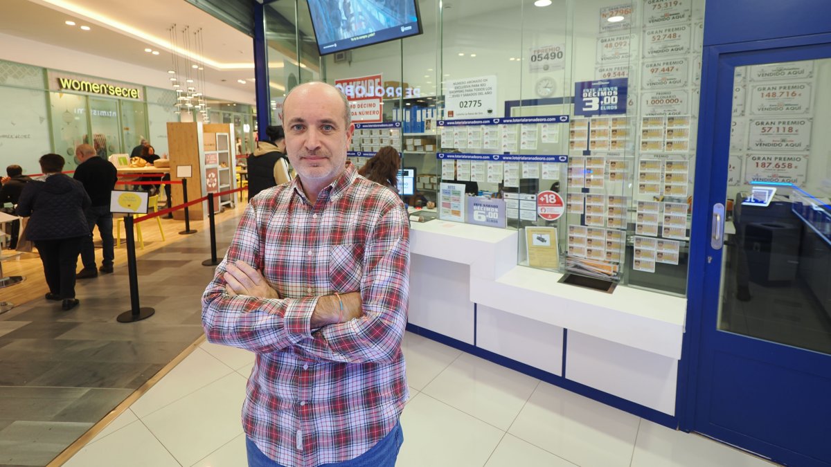 Luis Vázquez de Prada, lotero de la administración La Rana de la Suerte de Río Shopping. PHOTOGENIC