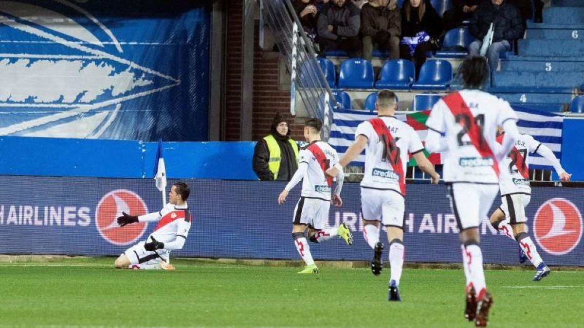 Los jugadores del Rayo celebran el gol conseguido en Mendizorroza.-EFE