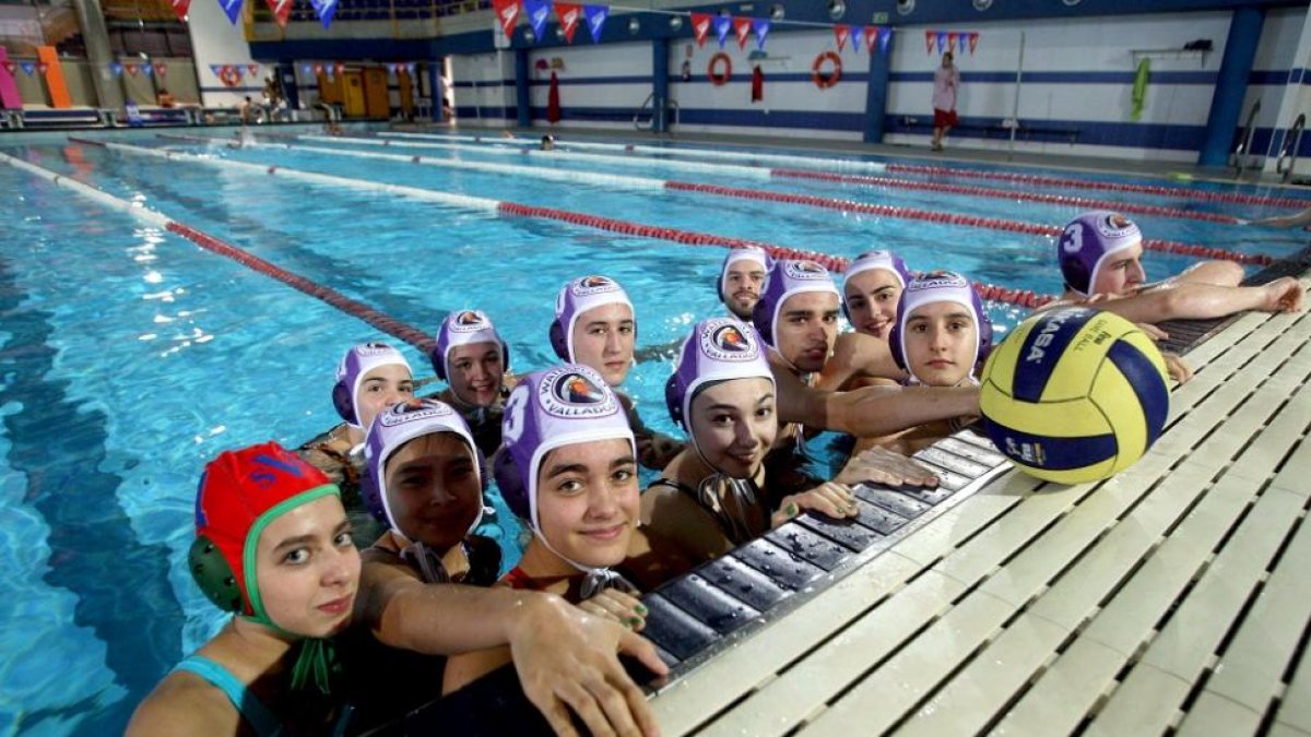 Equipo vallisoletano de waterpolo posa en el interior de la piscina, Valladolid-ICAL