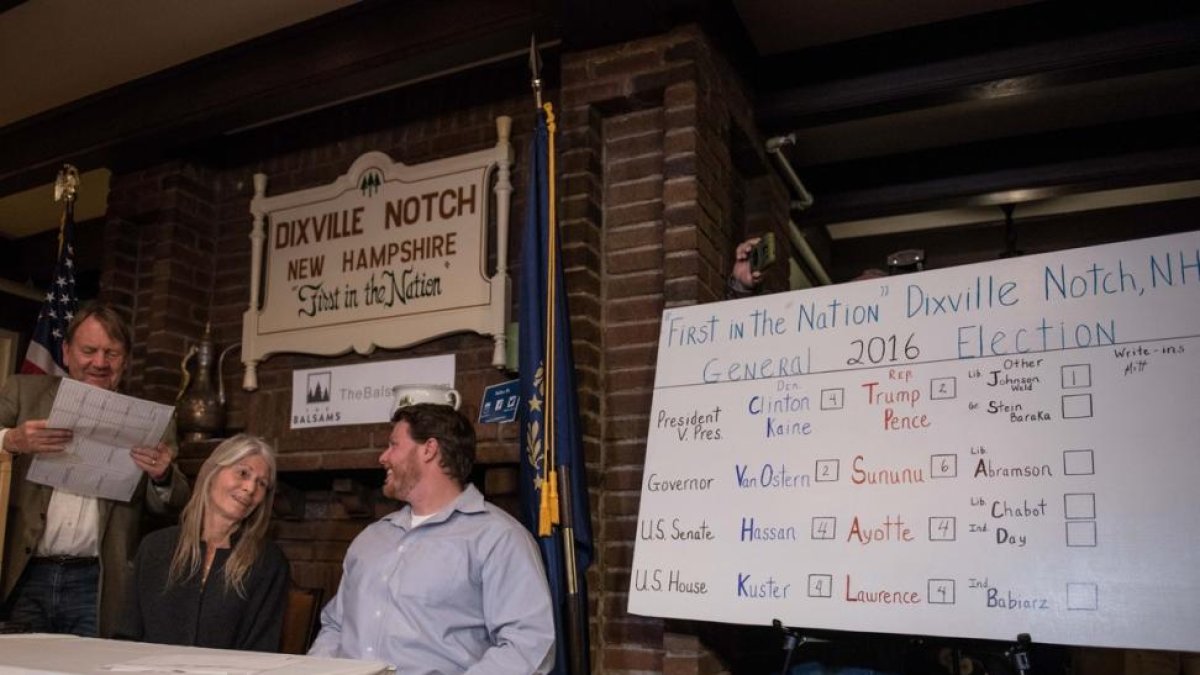 Recuento de votos en Dixville Notch (New Hampshire), el primer municipio en votar.-AFP / ALICE CHICHE