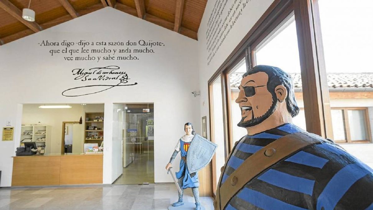 Dos enormes figuras del Capitán Trueno y Goliat reciben al visitante en la recepción del centro e-LEA en Urueña-El Mundo