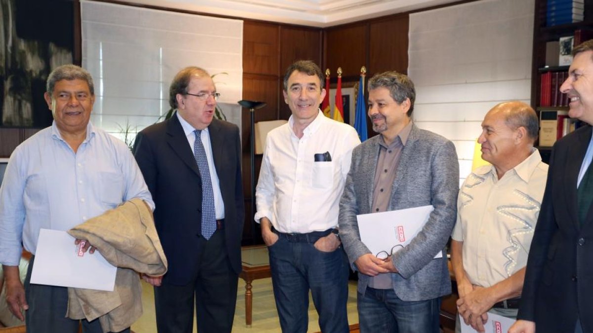 El presidente de la Junta de Castilla y León, Juan Vicente Herrera, se reúne con responsables autonómicos de CCOO y organizadores del Seminario Internacional sobre Diálogo Social y Sindicalismo-ICAL