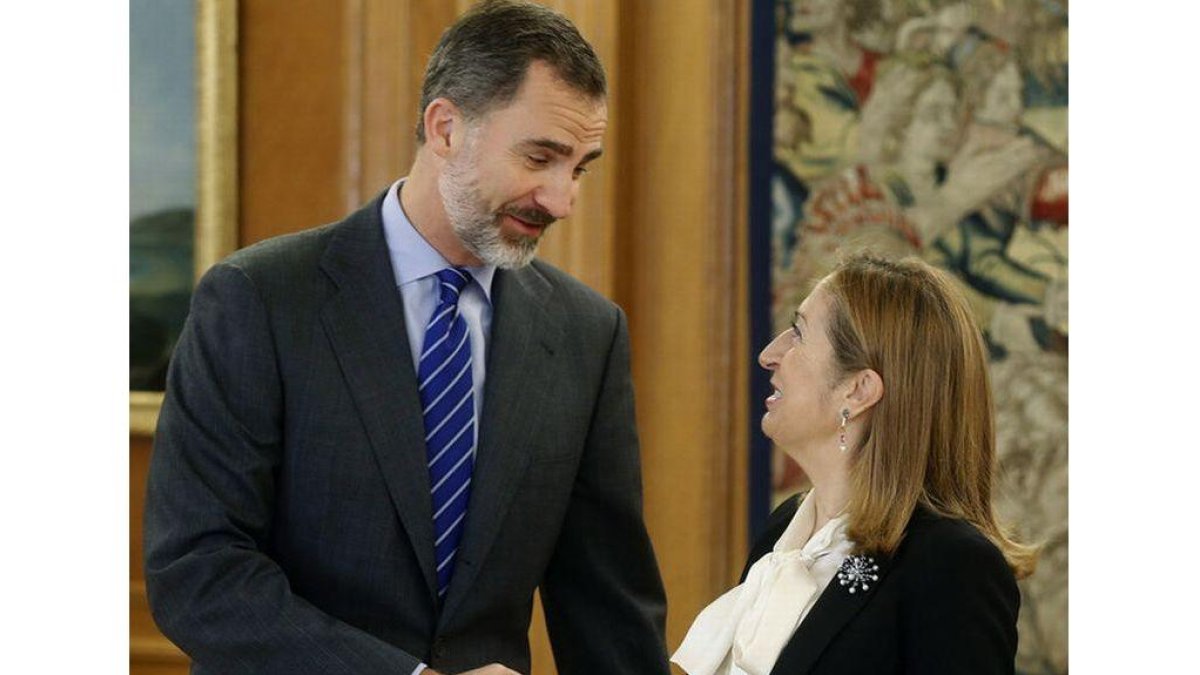 Felipe VI saluda a la presidenta del Congreso de los Diputados, Ana Pastor, en el palacio de la Zarzuela.-ÁNGEL DÍAZ / EFE
