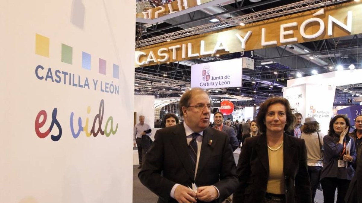 El presidente de la Junta, Juan Vicente Herrera, visita el stand de Castilla y León, instalado en Fitur. En la imagen junto a la presidenta de las Cortes, María Josefa Garcia Cirac-Ical