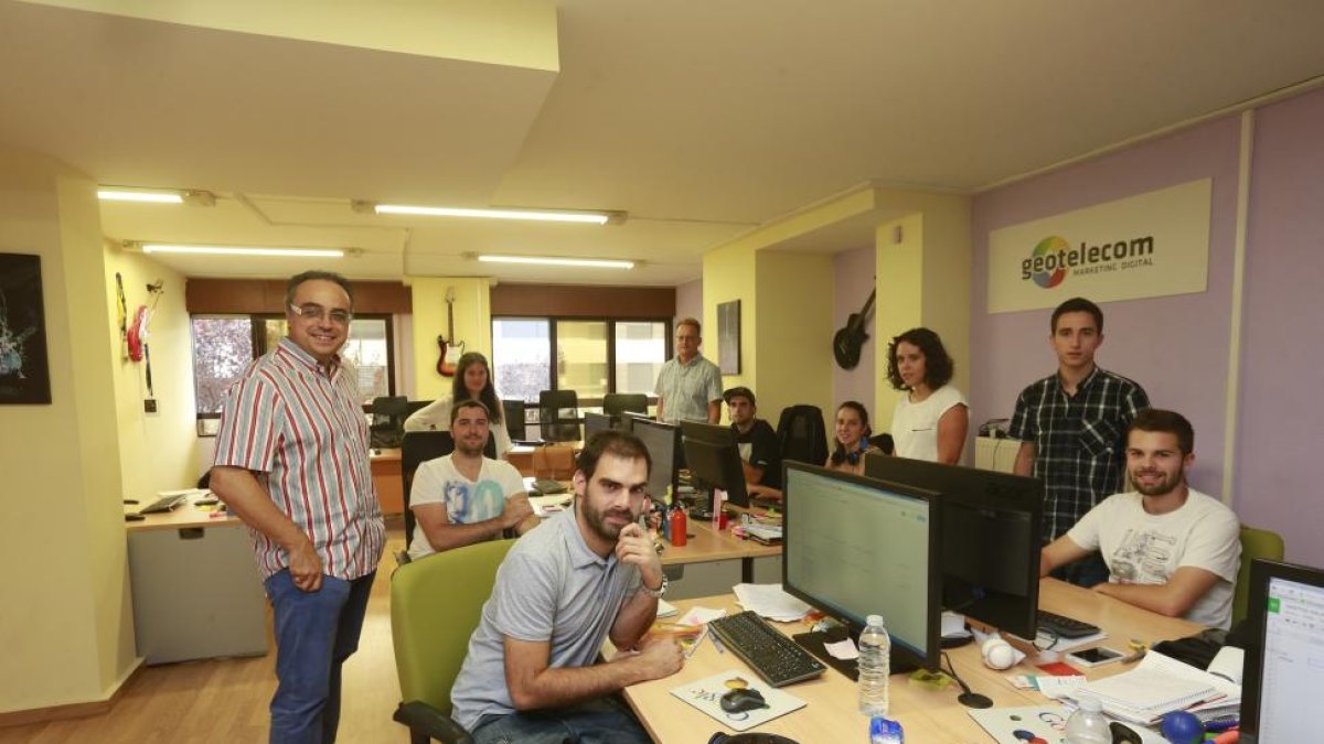 Jorge Arias con el resto del equipo de Geotelecom.-RAÚL OCHOA