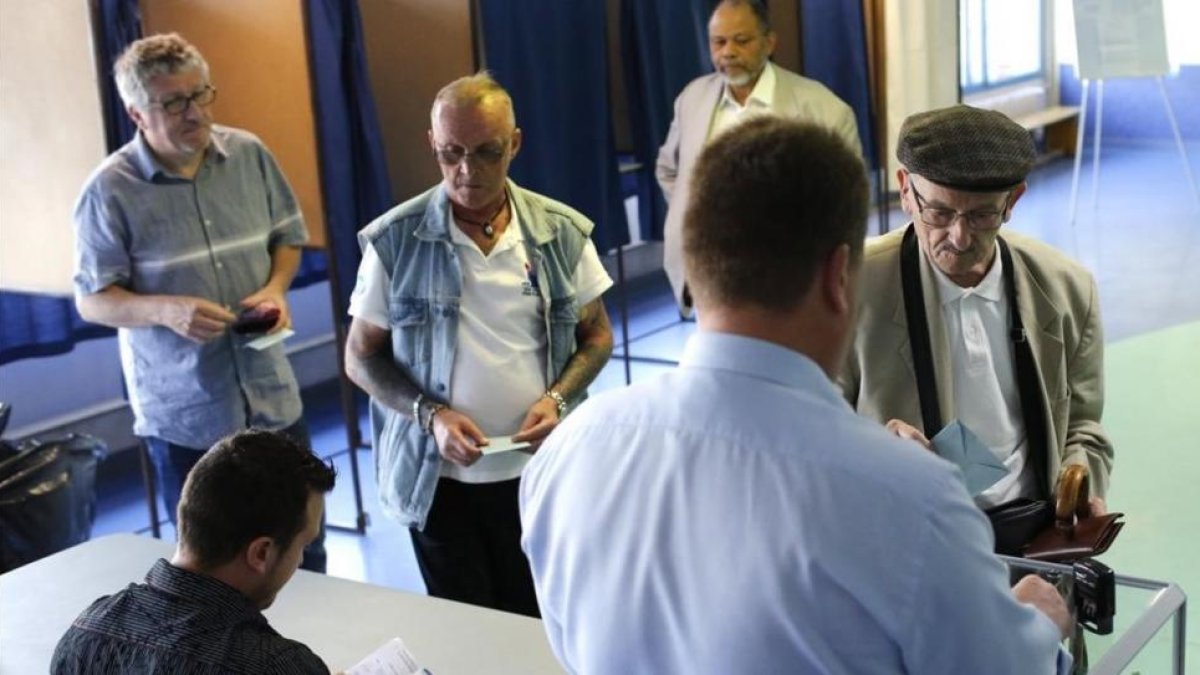 Un hombre introduce su papeleta en la urna en la segunda vuelta de las legislativas, en Henin-Beaumont (norte de Francia), el 18 de junio.-EFE / THIBAULT VANDERMERSCH