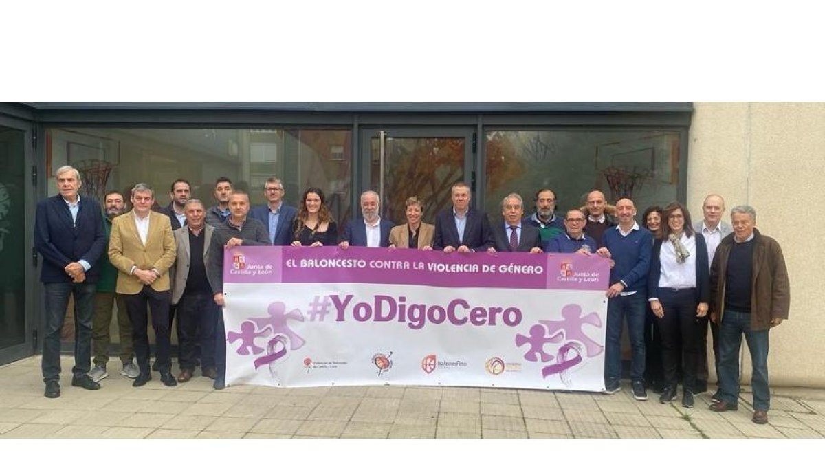 Los clubes FEB de castilla y León y empleados de FBCyL posan junto a Elisa Aguilar con la pancarta de la campaña ‘Yo Digo Cero’. / G. VELASCO
