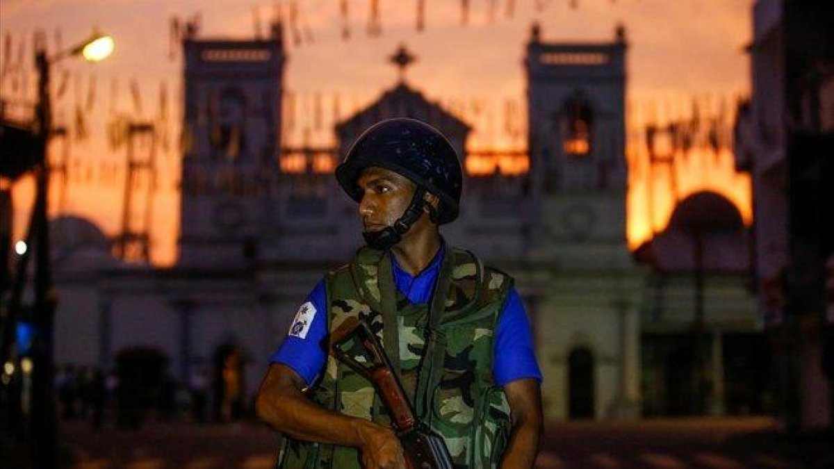 Un soldado monta guardia frente a una iglesia en Colombo.-REUTERS / THOMAS PETER
