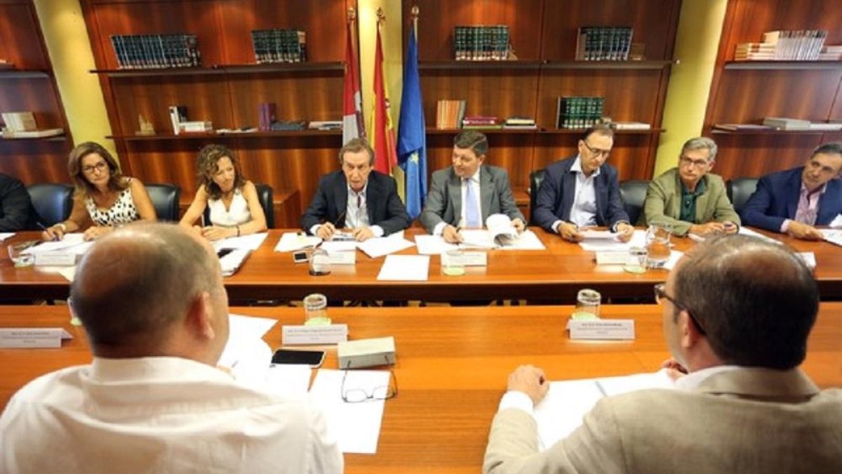 El vicepresidente y consejero de la Presidencia, José Antonio de Santiago-Juárez, preside el Consejo de Cooperación Local-ICAL