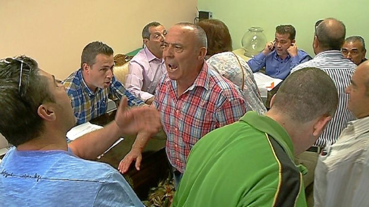 Varios vecinos en el momento de las protestas con el candidato de C’s al fondo hablando por teléfono.-LA 8 VALLADOLID