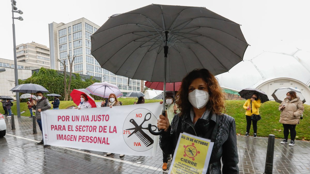 Peluqueros se manifiestan en la Plaza del Milenio por una bajada en el IVA. J.M. LOSTAU