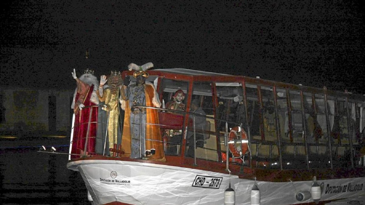 Los tres Reyes Magos llegan en barco a la dársena del Canal de Castilla en una anterior Navidad.-EL MUNDO